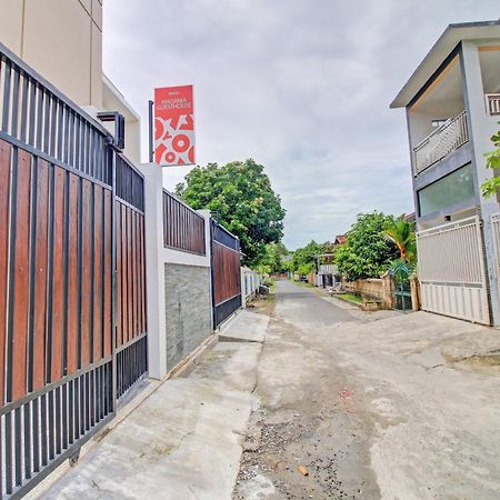 Oyo 90820 Madania Guesthouse Syariah Mataram Kültér fotó