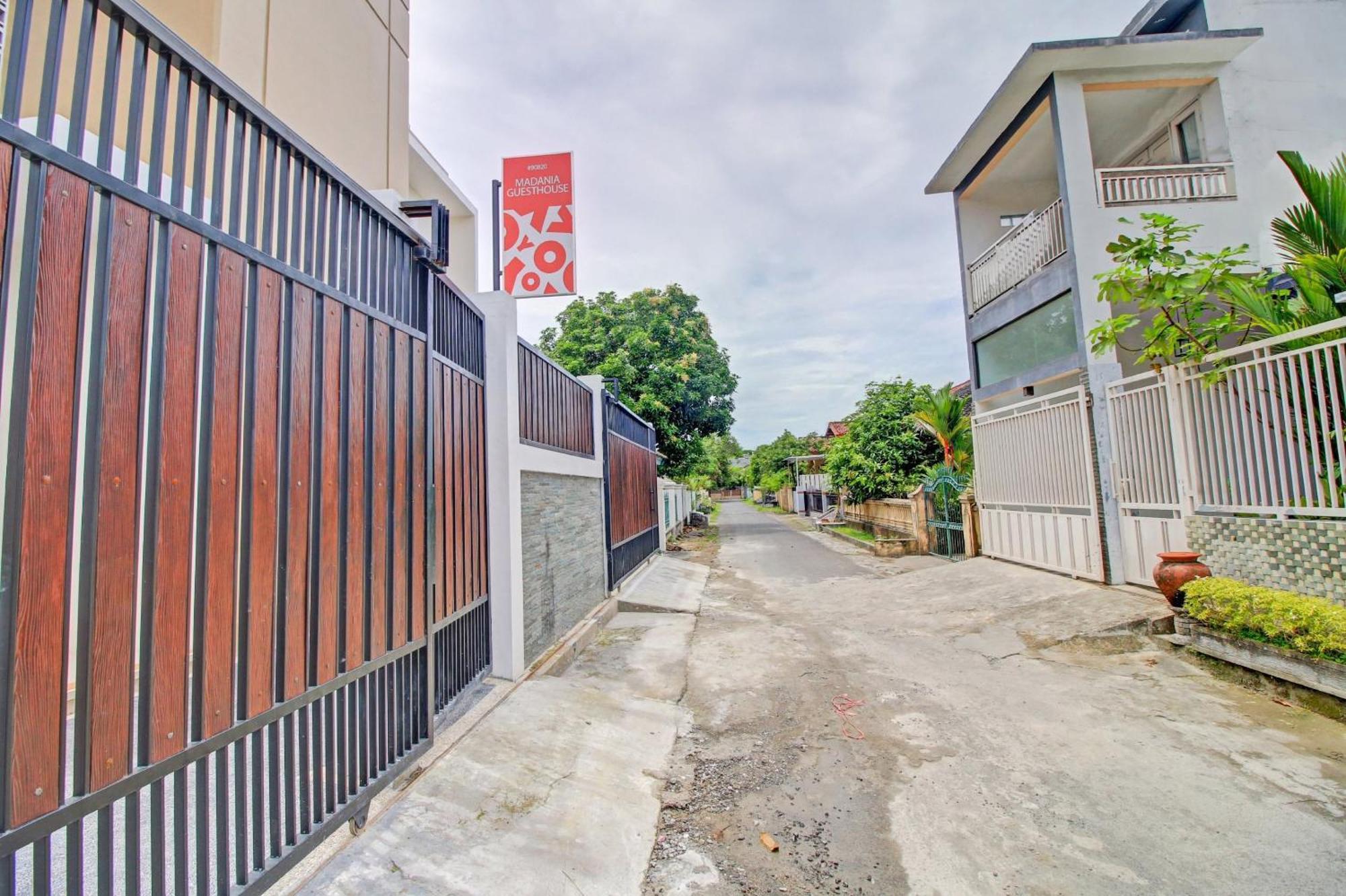 Oyo 90820 Madania Guesthouse Syariah Mataram Kültér fotó