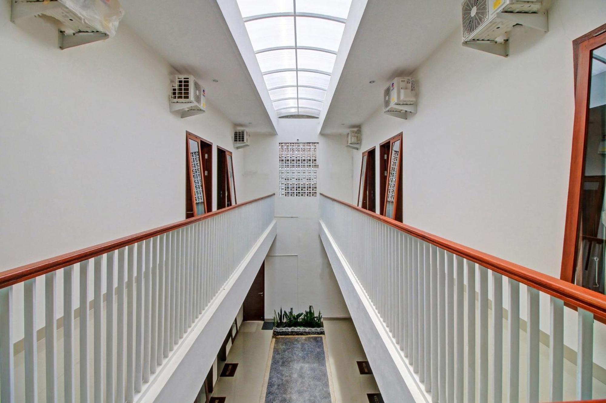 Oyo 90820 Madania Guesthouse Syariah Mataram Kültér fotó