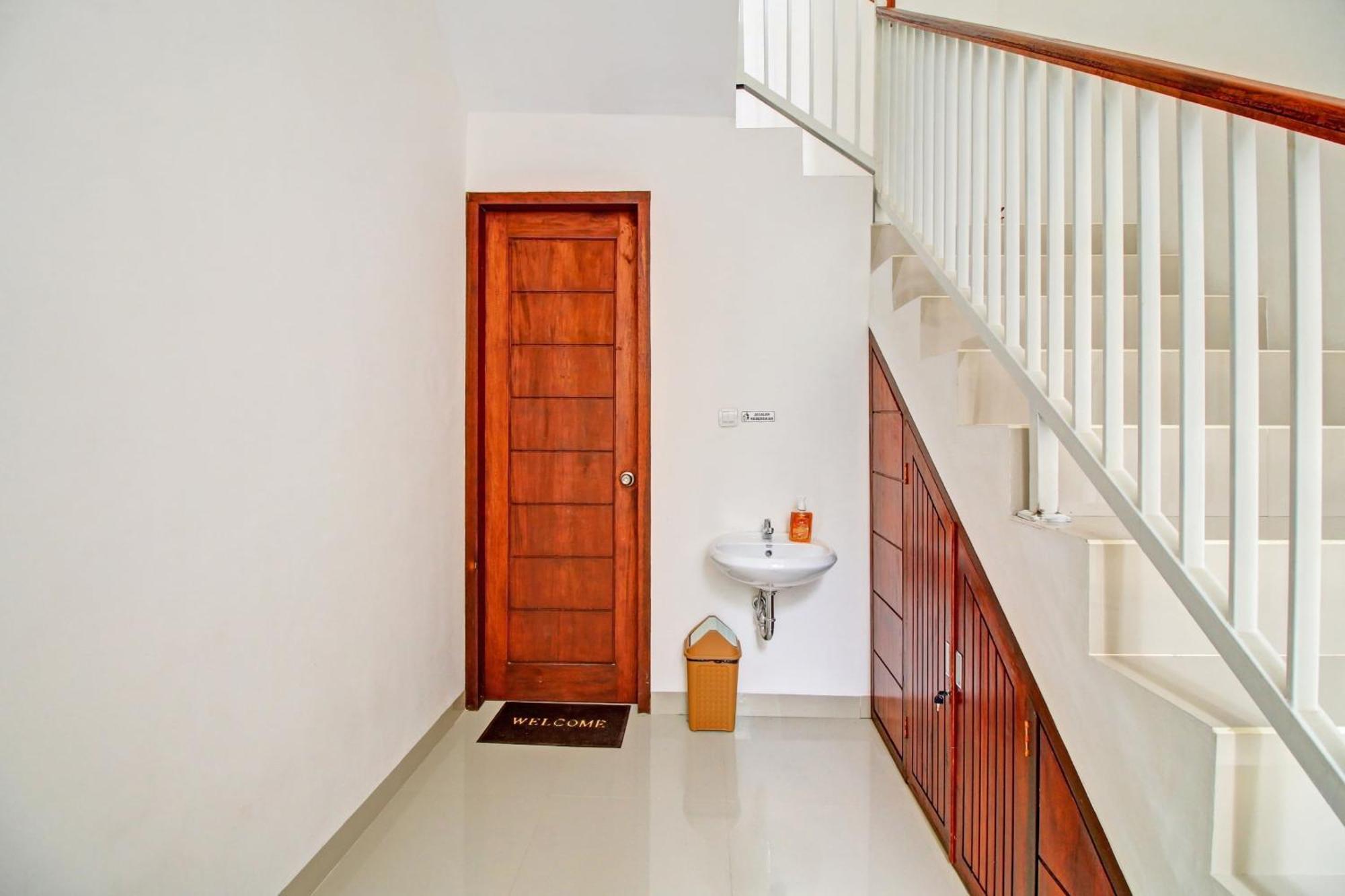 Oyo 90820 Madania Guesthouse Syariah Mataram Kültér fotó