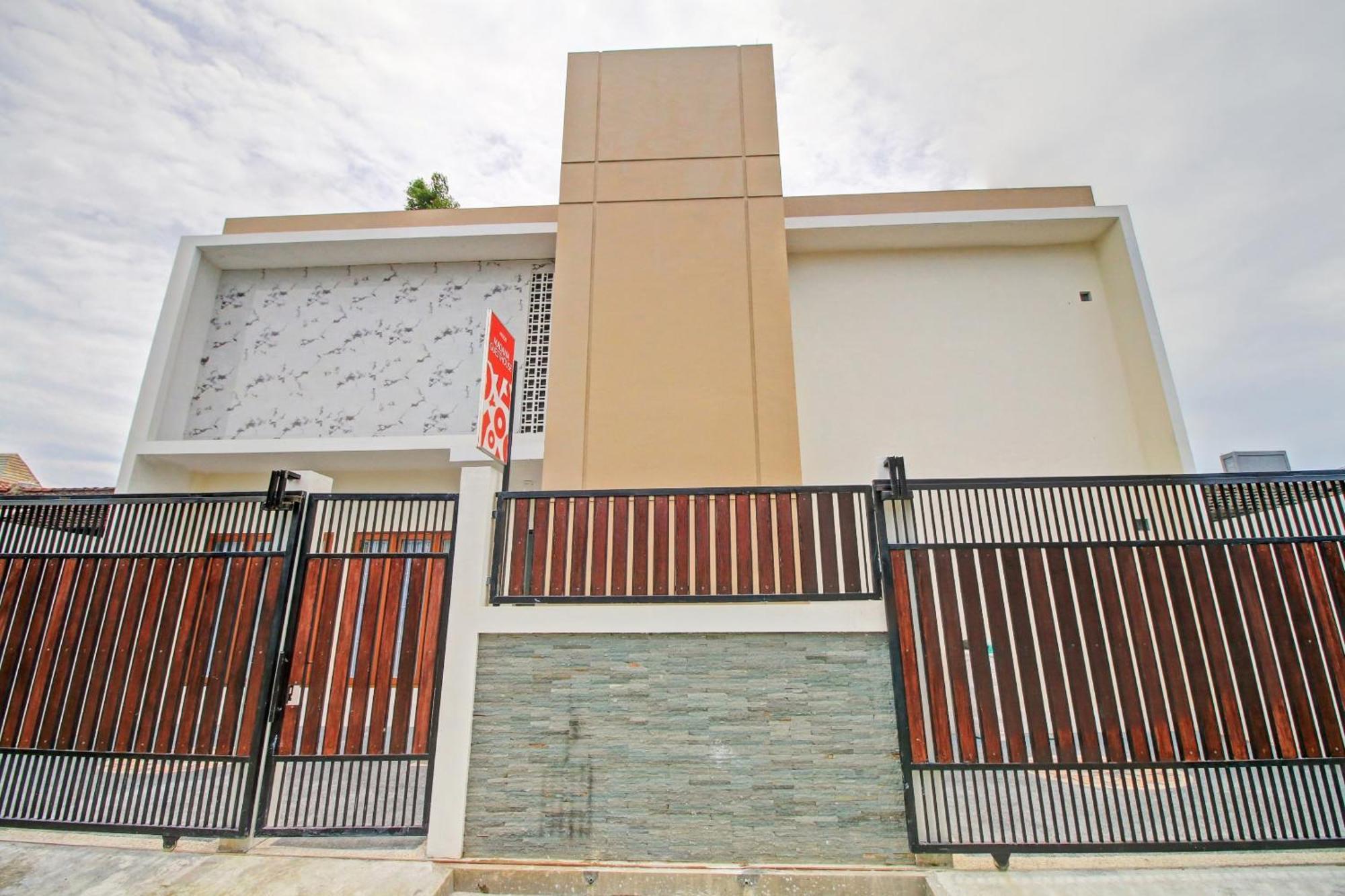 Oyo 90820 Madania Guesthouse Syariah Mataram Kültér fotó